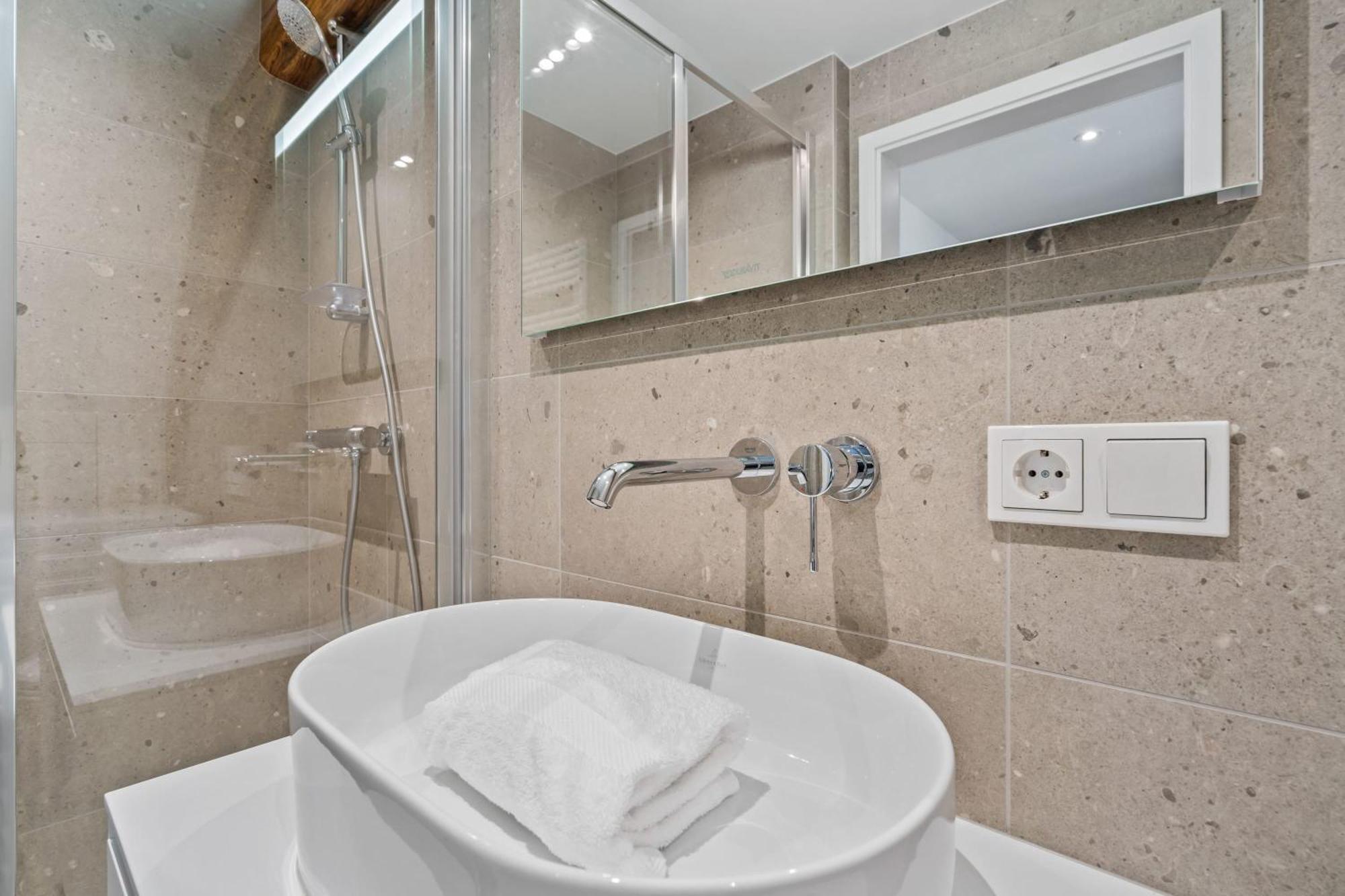 Elegant Clausen Apartment With King Bed & Wifi لوكسمبورغ المظهر الخارجي الصورة